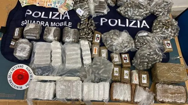 (DIRE) Bologna, 9 apr. - Tre arresti, 18 chili di hashish e 400 grammi di cocaina sequestrati. E' il risultato dei controlli anti droga della Squadra mobile di Bologna nei giorni scorsi. Il primo arresto, gioved