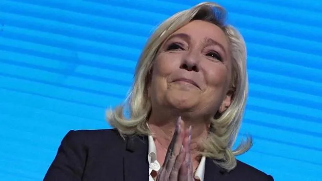 Marine Le Pen, 53 anni, va al ballottaggio con Macron. Sopra, Brice Couturier (72)