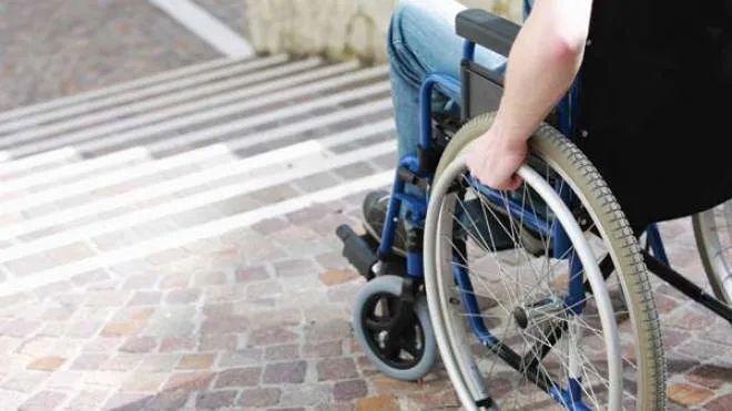 Le scale sono un ostacolo insormontabile per chi è costretto sulla sedia a rotelle