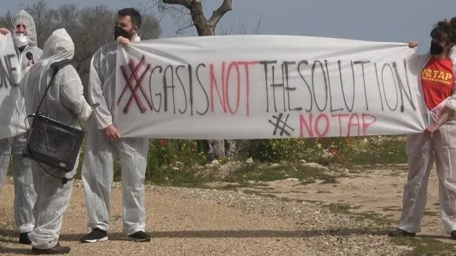 Una manifestazione contro il gasdotto Trans-Adriatico, il cosiddetto Tap