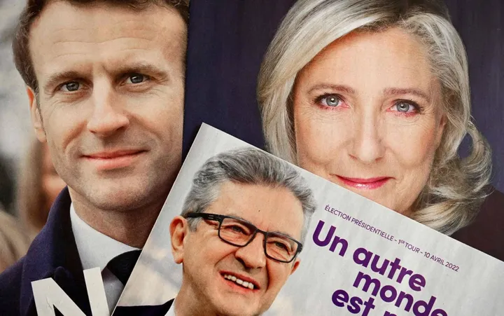 I volantini distribuiti dai candidati alle presidenziali. Tra quello di Macron e di Le Pen spunta Mélenchon