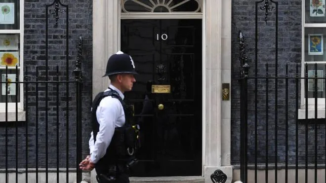 epa09885989 A police officer patrols outside 10 Downing Street in London, Britain, 12 April 2022. The Metropolitan Police fines British Prime Minister Johnson and Chancellor Sunak with a fixed penalty over Downing Street lockdown party breaches.  EPA/ANDY RAIN