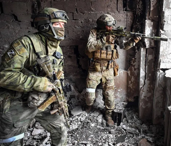 Soldati russi pattugliano il teatro di Mariupol, colpito il 16 marzo da un attacco aereo