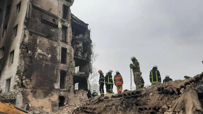 I volontari lavorano senza sosta per rimuovere le macerie a Borodyanka, devastata dai bombardamenti russi