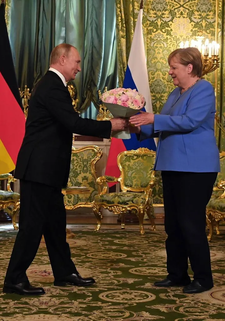 Putin (69 anni) accoglie la. Merkel (67) a Mosca con dei fiori: è il 20 agosto 2021