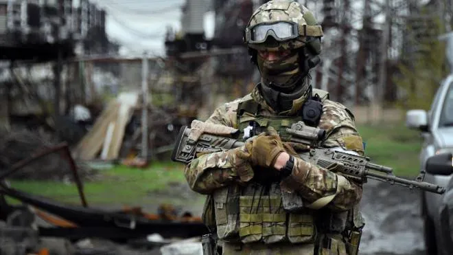 Soldati russi impegnati nella autoproclamata. Repubblica popolare di Lugansk, in quel Donbass che Putin punta a rendere indipendente da Kiev e sotto il suo controllo