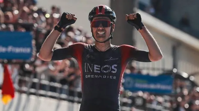 epa09894672 Ineos Grenadiers team rider Dylan Van Baarle of the Netherlands cycles past the finish line to win the Paris - Roubaix cycling race in Compiegne, France, 17 April 2022.  EPA/CHRISTOPHE PETIT TESSON