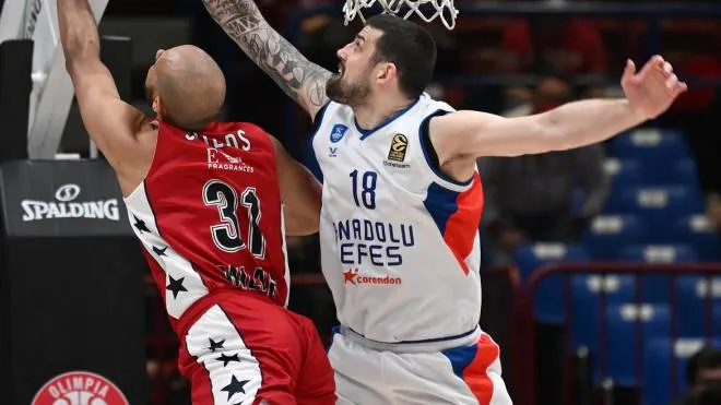 Anadolu Efes Istanbul�s Adrien Moerman (R) blocka a shoot to the basket by Armani Exchange Milan's Shavon Shlelds during their Euroleague basketball play off Final Four match between at the Assago Forum in Assago, near Milan, Italy, 19 April 2022. ANSA/DANIEL DAL ZENNARO