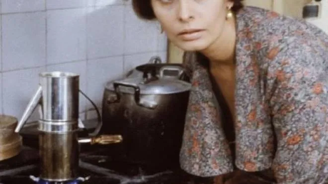 Sophia Loren nel film Una giornata particolare. A destra, Ossessione Tutti a casa