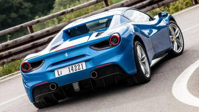 Debutto per le prove di stampa in Romagna per la Ferrari 488 GTS, l'ottava generazione di sportscar scoperte a motore V8 del Cavallino, a partire dalla versione 'targa' della 308. Un bolide da 670 cavalli e un'architettura geniale, a partire dal tetto rigido ripiegabile attorno a cui si è sviluppato l'intero progetto per la spider Ferrari più prestazionale di sempre, in vendita a partire, prezzo italiano su strada, da 235.700 euro, 26mila più del coupé, il 2,5% in più della 458. Predappio, 8 ottobre 2015. ANSA/ UFFICIO STAMPA   +++ ANSA PROVIDES ACCESS TO THIS HANDOUT PHOTO TO BE USED SOLELY TO ILLUSTRATE NEWS REPORTING OR COMMENTARY ON THE FACTS OR EVENTS DEPICTED IN THIS IMAGE; NO ARCHIVING; NO LICENSING +++