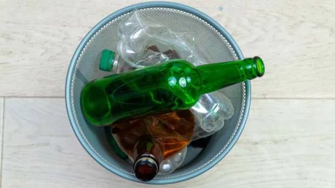 Un esempio di riciclaggio di plastica e vetro