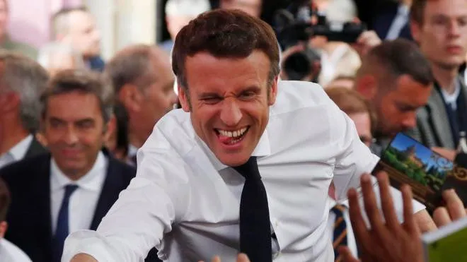 Il 44enne Emmanuel Macron, ex del Partito socialista, è all’Eliseo dal 2017