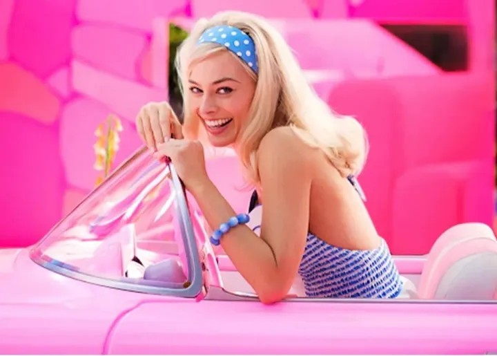 Margot Robbie, 31 anni, nella prima foto ufficiale del film in cui interpreta. Barbie (alla regia Greta Gerwig): l’uscita è prevista il 21 luglio 2023