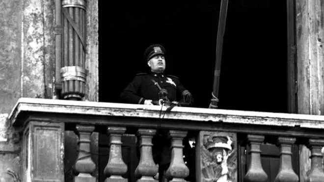 10 giugno 1940: Benito Mussolini annuncia l’entrata. dell’Italia in guerra dal balcone di Palazzo Venezia
