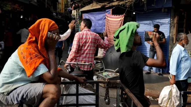 epa09912261 Workers rest during a hot day at Burabazar in Kolkata, India, 27 April 2022. The summer, or pre-monsoon season, occurs from March to July in eastern India, with the highest daytime temperatures ranging from 35 to 45 degrees Celsius.  EPA/PIYAL ADHIKARY