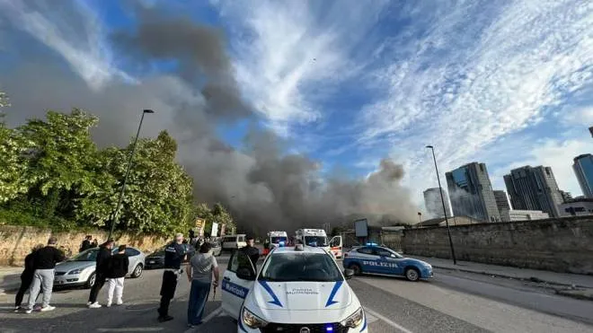 Incendio al campo rom di via Granturco a Napoli