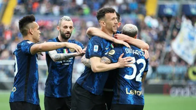 Inter�s Ivan Perisic (C) jubilates with his teammates after scoring the goal during the Italian Serie A soccer match Udinese Calcio vs FC Internazionale at the Friuli - Dacia Arena stadium in Udine, Italy, 1 May 2022. ANSA/GABRIELE MENIS