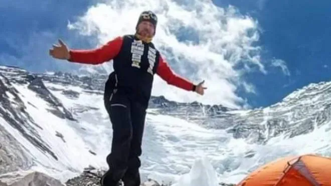 Andrea Lanfri, 35 anni, ha raggiunto la vetta dell’Everest. L’alpinista ha perso entrambe le gambe a causa di una meningite