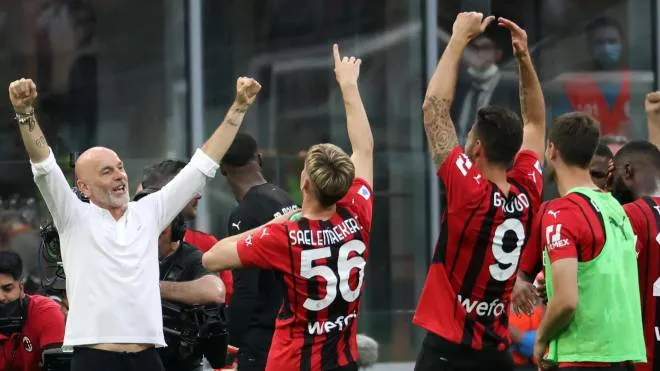 AC Milan�s manager Stefano Pioli  (L) jubilates with his players after winning  the Italian serie A soccer match between AC Milan and Atalanta at Giuseppe Meazza stadium in Milan, 15 May 2022.
ANSA / MATTEO BAZZI