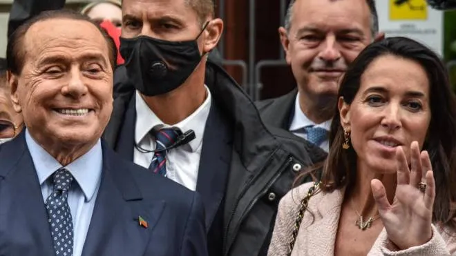 Silvio Berlusconi, 85 anni, e Licia Ronzulli,. 46 anni