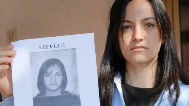 Anna Marra, 47 anni, con il manifesto di Sonia, la sorella sparita nel 2006