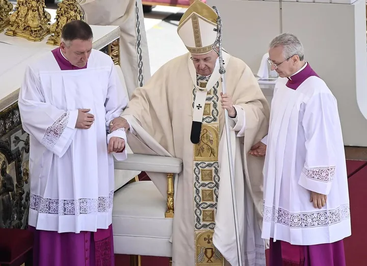 Papa Bergoglio, 85 anni, sorretto durante la funzione di ieri