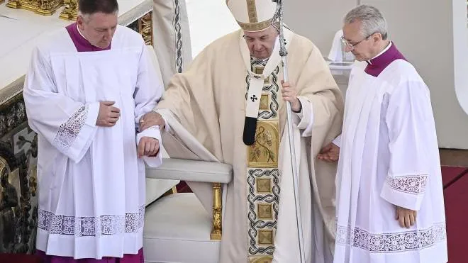 Papa Bergoglio, 85 anni, sorretto durante la funzione di ieri