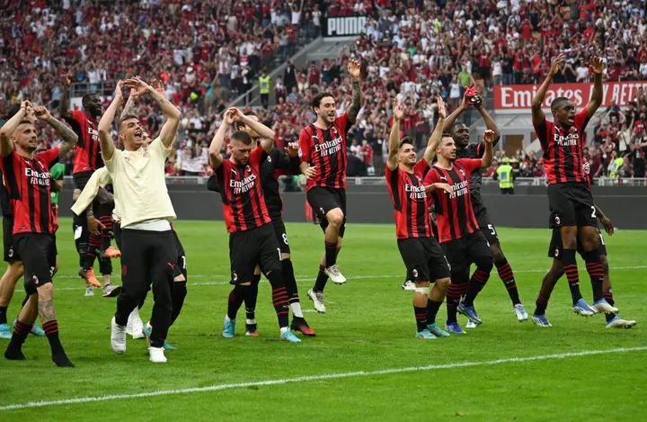 La festa dei giocatori del Milan sotto la curva: nonostante la prudenza di Pioli, tutto l’ambiente sente il risultato vicino