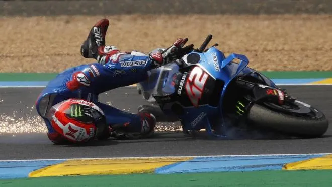 epa09948532 Spanish MotoGP rider Alex Rins of Team SUZUKI ECSTAR crashes during the MotoGP race at the French Motorcycling Grand Prix in Le Mans, France, 15 May 2022.  EPA/YOAN VALAT