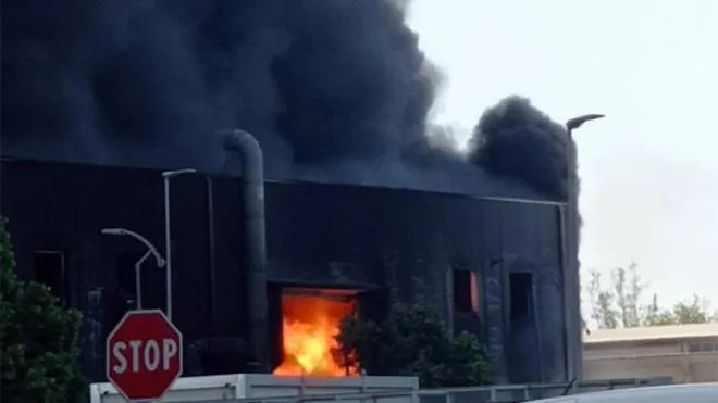 L'incendio nella fabbrica divernici vicino a Roma (Monterotondo), 16 maggio 2022.
ANSA/Marco Rosati