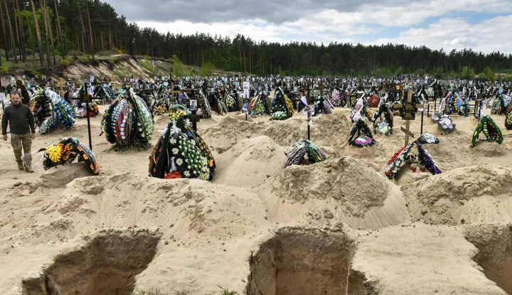 Nuove tombe al cimitero comunale di Irpin, nell’area di Kiev. Più di 1.235 corpi sono stati recuperati in quella zona