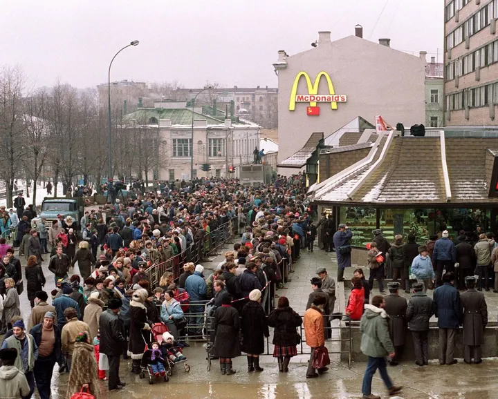 La folla in fila per l’inaugurazione del primo McDonald’s a Mosca nel 1990