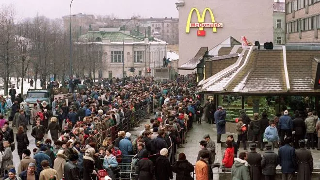 La folla in fila per l’inaugurazione del primo McDonald’s a Mosca nel 1990