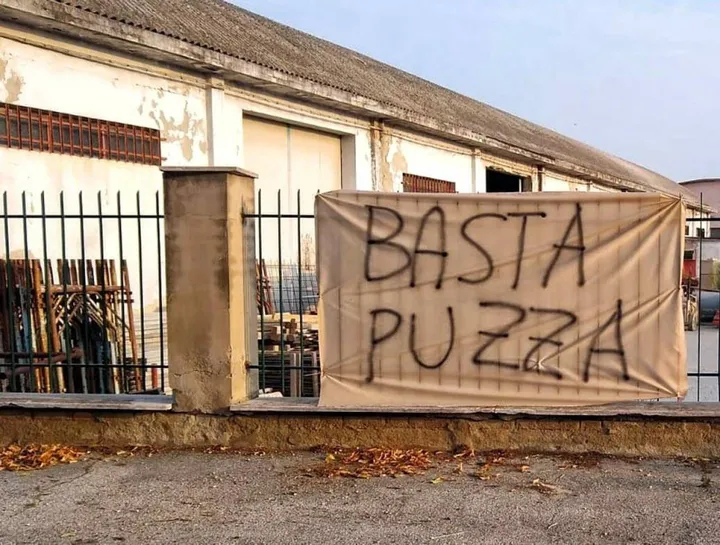 Uno striscione esposto durante le manifestazioni di protesta nell’area a nord di Napoli