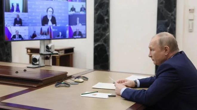 Il presidente russo Vladimir Putin, 69 anni,. presiede la riunione sullo sviluppo dell’industria petrolifera in. videoconferenza