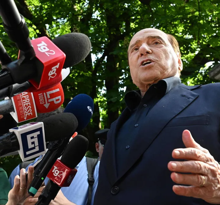 Silvio Berlusconi, 85 anni, parla alla stampa dopo il summit di coalizione