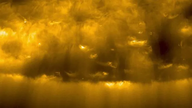 Mai finora l'atmosfera del Sole era stata osservata cos� da vicino e le prime immagini catturate da questa distanza record si devono alla sonda Solar Orbiter, di Nasa e Agenzia Spaziale Europea (Esa), grazie al contributo di
strumenti italiani, come il coronografo Metis, il primo strumento del suo genere in grado di osservare la corona solare simultaneamente nella banda visibile e ultravioletta. ANSA/SITO ESA ++ATTENZIONE LA FOTO NON PUO' ESSERE RIPRODOTTA O PUBBLICATA SENZA L'AUTORIZZAZIONE DELLA FONTE CUI SI RINVIA++