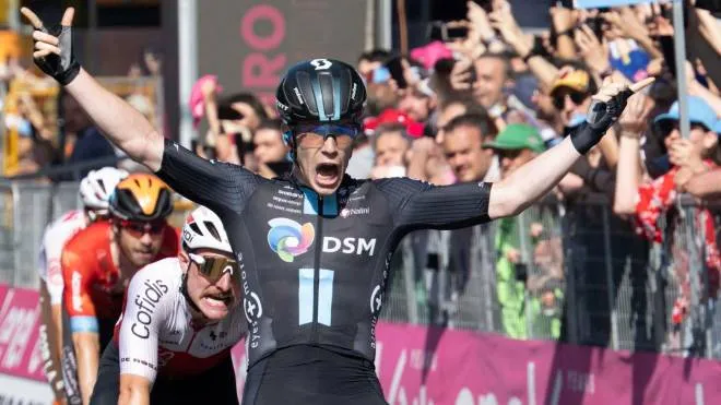 Italian rider Alberto Dainese of Team DSM, celebrates afters winning the sprint of eleventh stage of the 105th Giro d`Italia cycling tour, a race of 203 km from Santarcangelo di Romagna to Reggio Emilia, Italy,18 May 2022.   ANSA/MAURIZIO BRAMBATTI