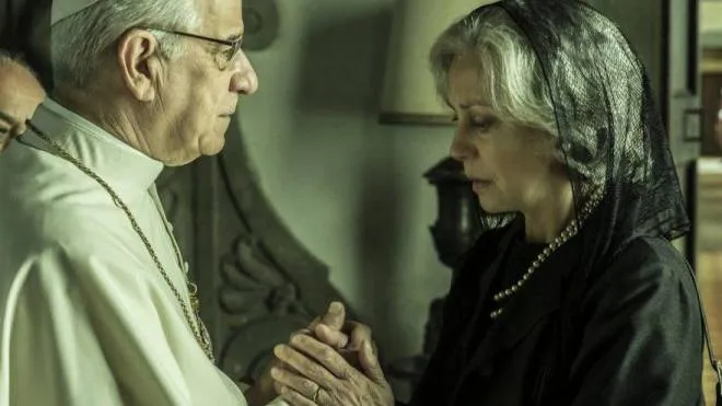 Toni Servillo (Paolo VI) e Margherita Buy (la moglie di Aldo Moro, Eleonora) in una scena di “Esterno notte“ di Marco Bellocchio