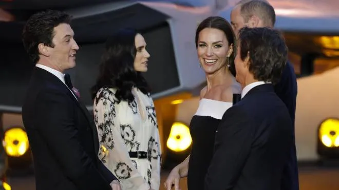 epa09958891 Britain's Catherine, the Duchess of Cambridge (2R) meets American actors Tom Cruise (R) Miles Teller (L) and Jennifer Connelly at the Royal Film Performance of 'Top Gun: Maverick' in Leicester Square Gardens, London, Britain, 19 May 2022. This is the 72nd Royal Film Performance which raises money for the charity which supports people working behind the scenes of the UK's film and television industry.  EPA/TOLGA AKMEN