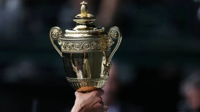 Il trofeo di Wimbledon (Ansa)