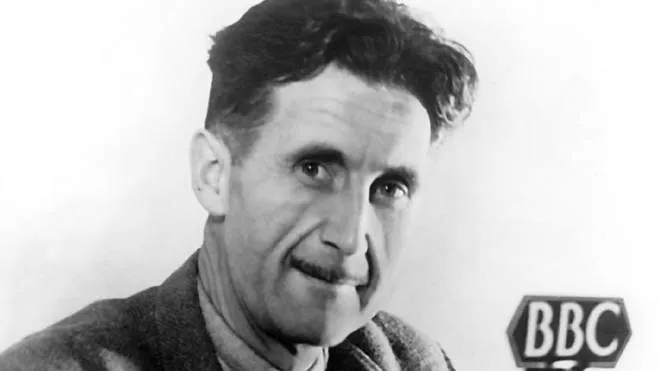 L’autore inglese George Orwell, pseudonimo di Eric Arthur Blair (1903-1950)