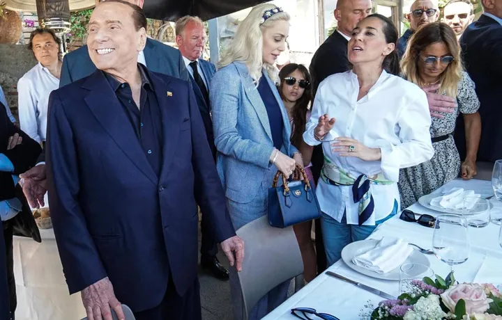 Silvio Berlusconi, 86 anni, ieri a Napoli insieme alla findanzata Marta Fascina, 32, e alla senatrice Licia Ronzulli, 47