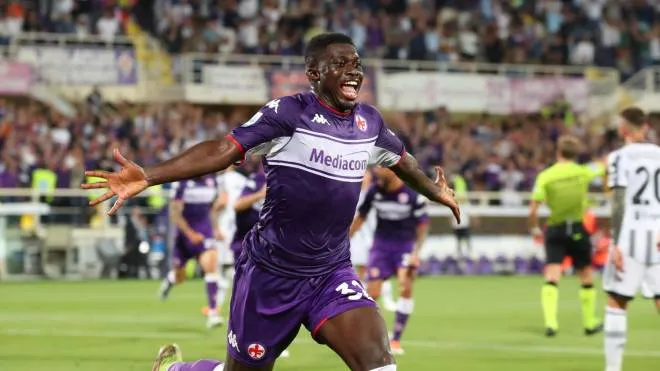 Fiorentina's midfielder Alfred Duncan celebrates with his teammates after scoring 1-0 leave 
during the Italian serie A soccer match between ACF Fiorentina vs Juventus FC at Artemio Franchi Stadium in Florence, Italy, 21  May 2022
ANSA/CLAUDIO GIOVANNINI