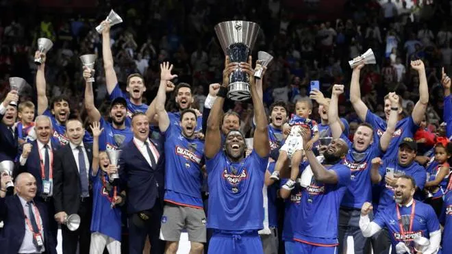 epaselect epa09964049 Anadolu Efes' Bryant Dunston (C) and teammates celebrate with the trophy after winning the Euroleague Basketball final match between Real Madrid and Anadolu Efes in Belgrade, Serbia, 21 May 2022.  EPA/ANDREJ CUKIC