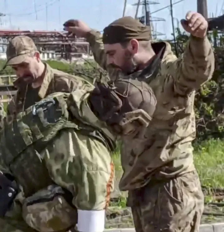 Sono oltre 2.400 gli ucraini usciti dalle viscere dell’Azovstal per consegnarsi. ai russi