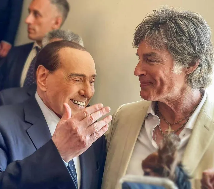 Silvio Berlusconi, 85 anni, ieri al convegno di Forza Italia a Napoli al quale ha partecipato anche l’attore Ronn Moss, 70 anni, il «Ridge» di Beautiful