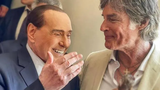 Silvio Berlusconi, 85 anni, ieri al convegno di Forza Italia a Napoli al quale ha partecipato anche l’attore Ronn Moss, 70 anni, il «Ridge» di Beautiful