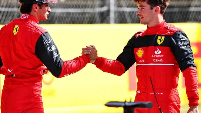 Carlos Sainz, 27 anni, e Charles Leclerc, 24: ancora super Ferrari in qualifica