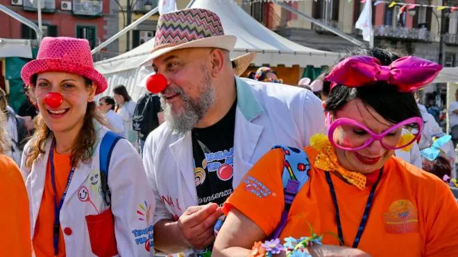 I clownterapisti nel villaggio 'dei nasi rossi' allestito in piazza Dante a Napoli 